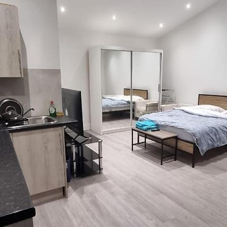 Ilford Towncentre Large Studio Extérieur photo